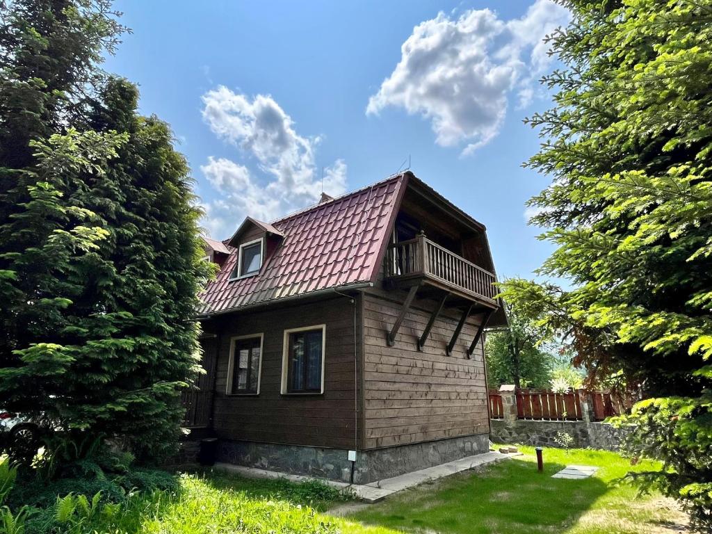 ein kleines Haus mit Balkon darüber in der Unterkunft House Girska Rika in Korchin