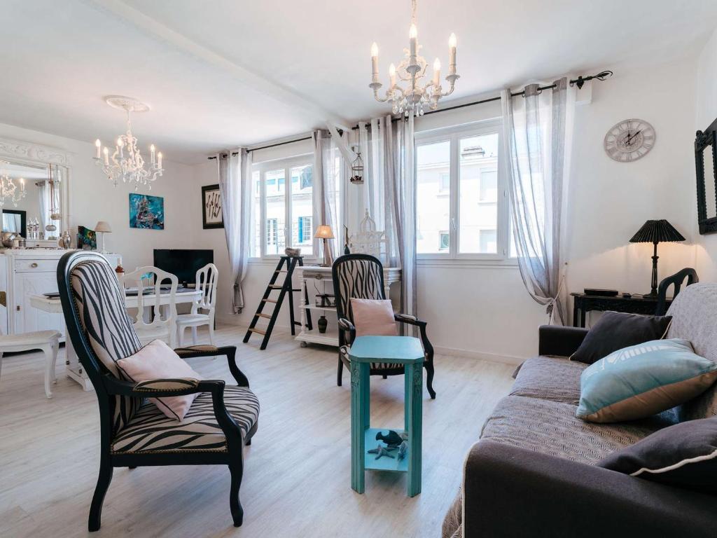 un salon avec un canapé et une table dans l'établissement Carnac Plage - Superbe T2 rénové, 60m², Wifi, à 50m de la Grande Plage, 4 pers. - FR-1-477-41, à Carnac