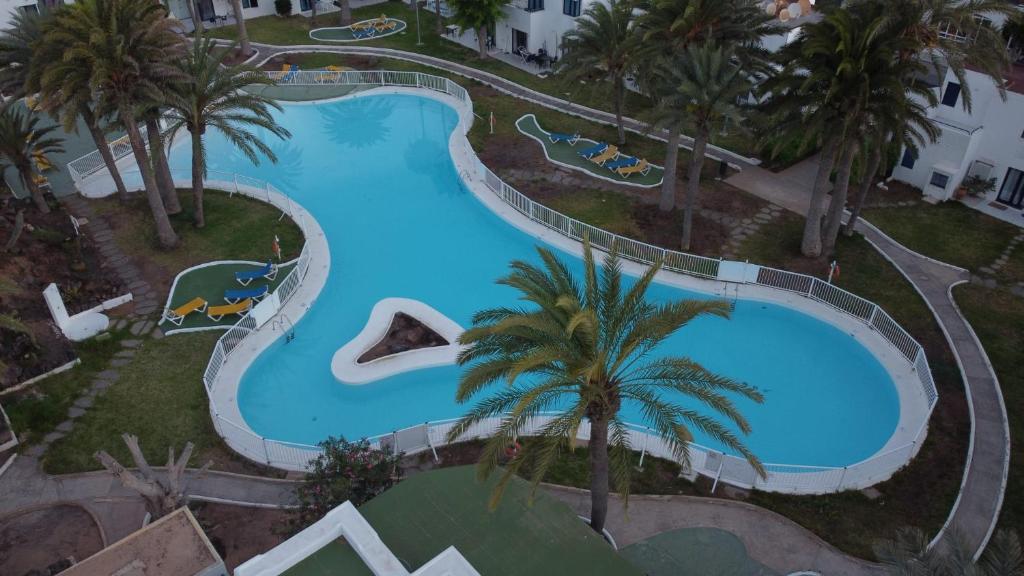 an overhead view of a swimming pool in a resort at Alojamientos Playa Centro Corralejo 5 in Corralejo