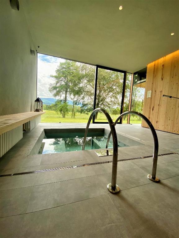 Bazén v ubytování Rutzer Hotel Ristorante & Panoramic SPA nebo v jeho okolí