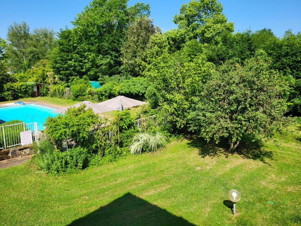 an aerial view of a yard with a swimming pool at Hôtel La Flambée in Bergerac