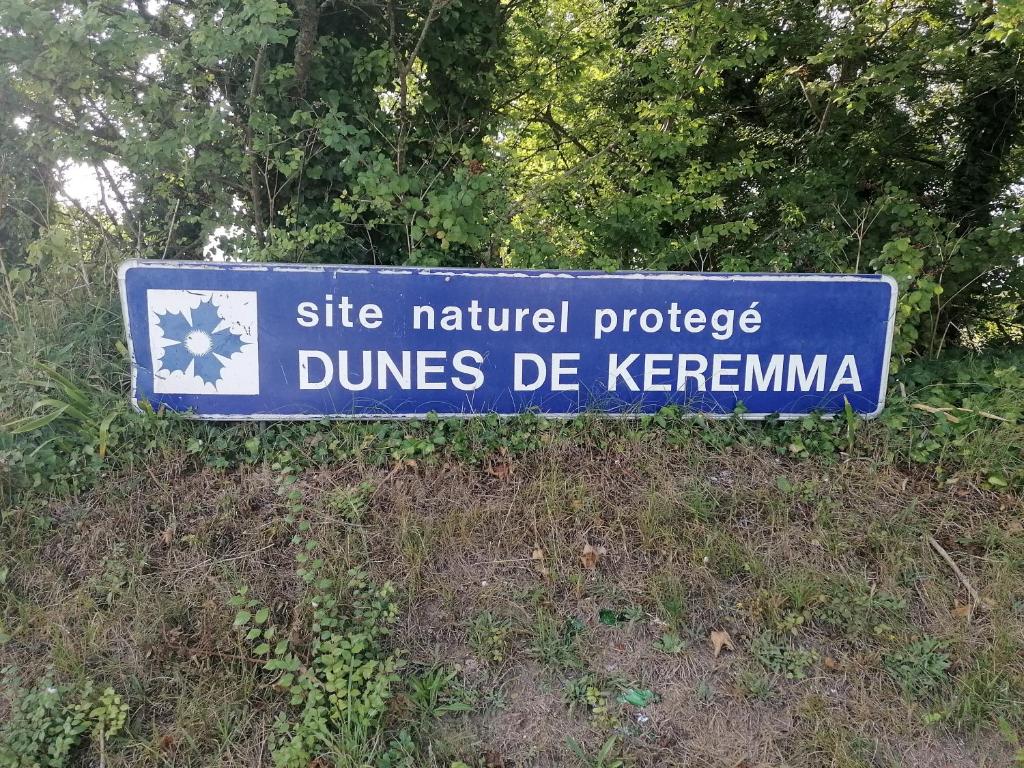 un letrero azul que diga: las dunas de producción natural son kerremma en L'air Breton, en Goulven