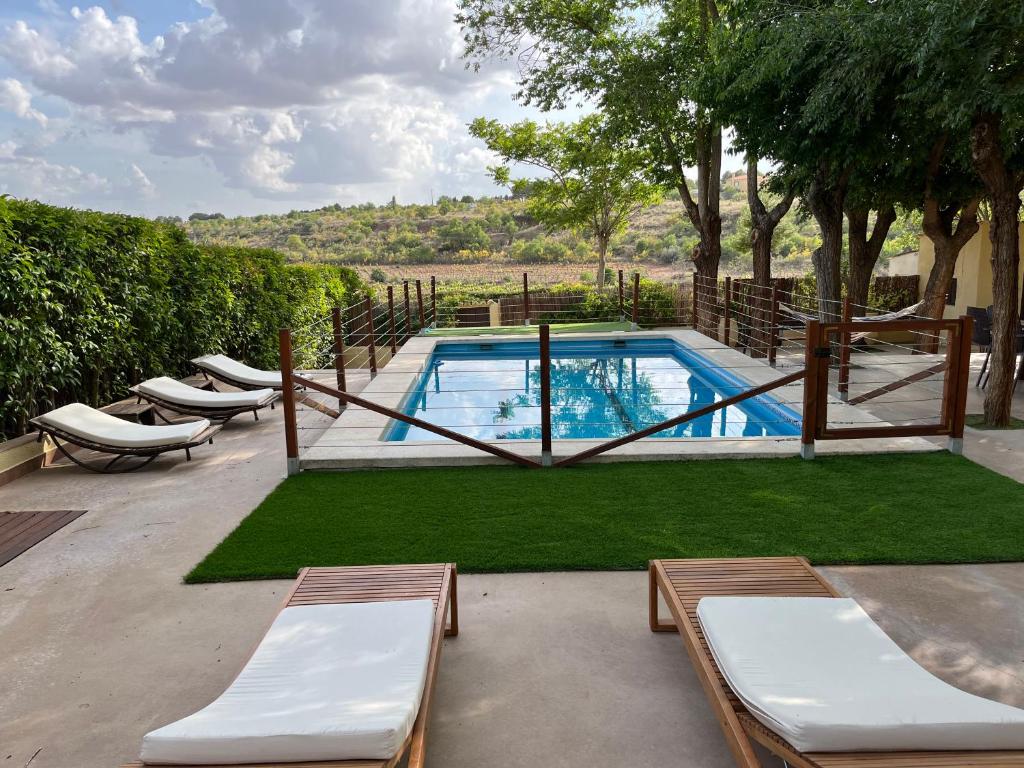 una piscina con tumbonas junto a en Casa rural La Quinta De Lara, en Valdepeñas