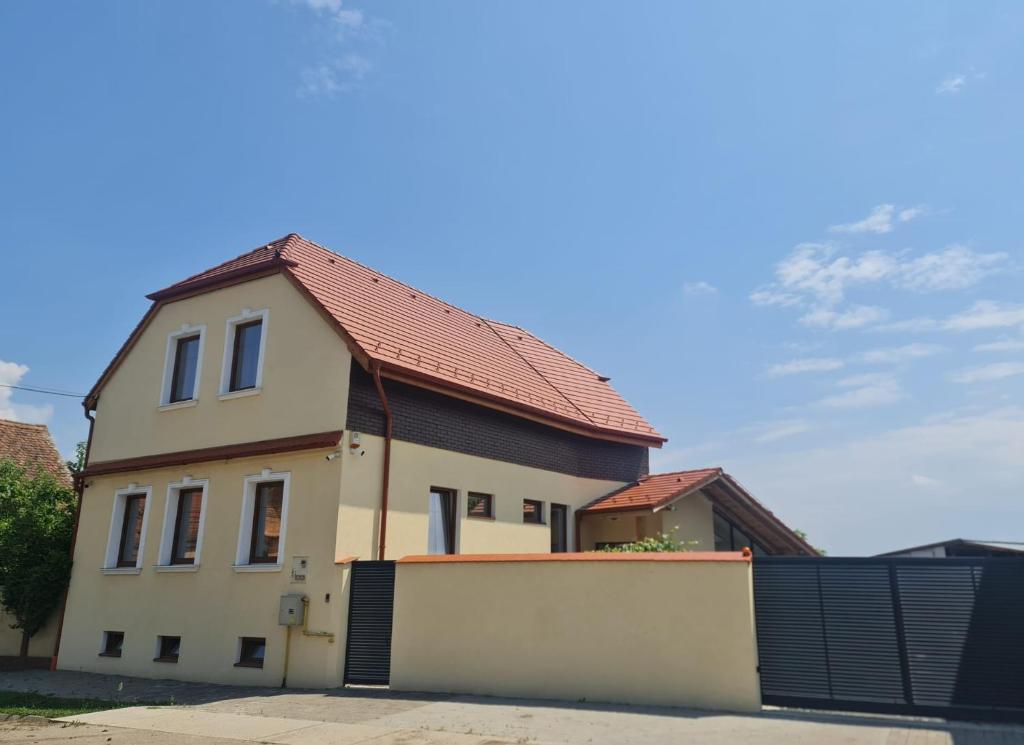 una casa con una valla delante de ella en La Șura, en Şura Mică