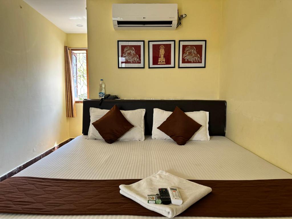 Postel nebo postele na pokoji v ubytování Hotel Ramakrishna