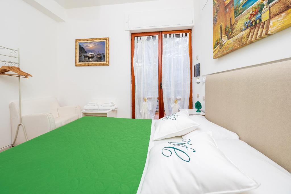 Łóżko lub łóżka w pokoju w obiekcie Villa Cristina - De Vivo Realty Piano di Sorrento