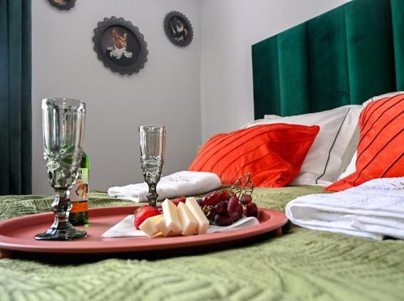 uma mesa com um prato de comida numa cama em HOLIDAY ORCHID FORT GARDEN - Premium Apartments em Sunny Beach