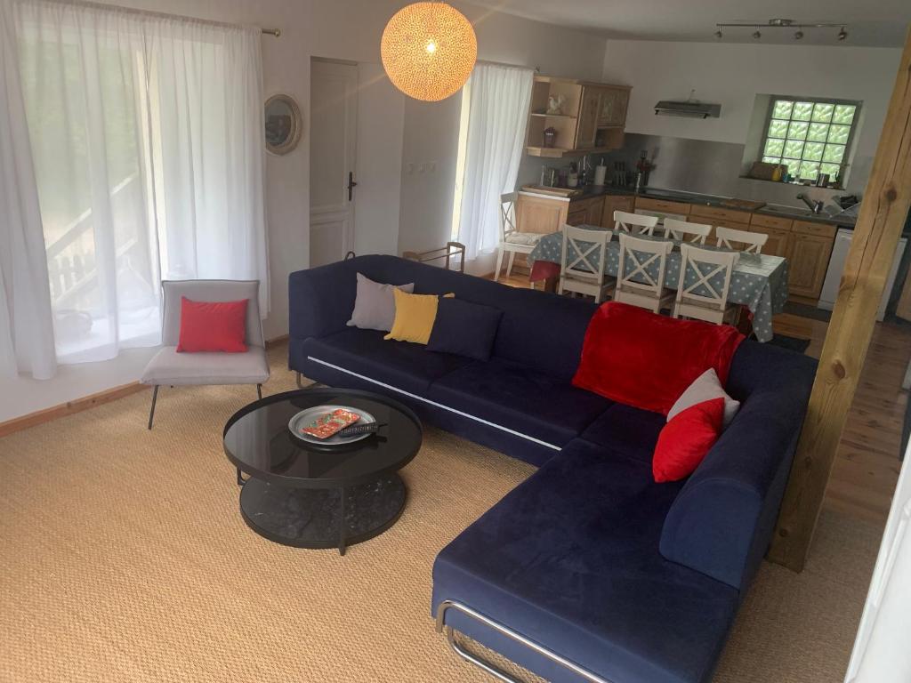 sala de estar con sofá azul y mesa en Les Gîtes du Manoir de Keryvon, 