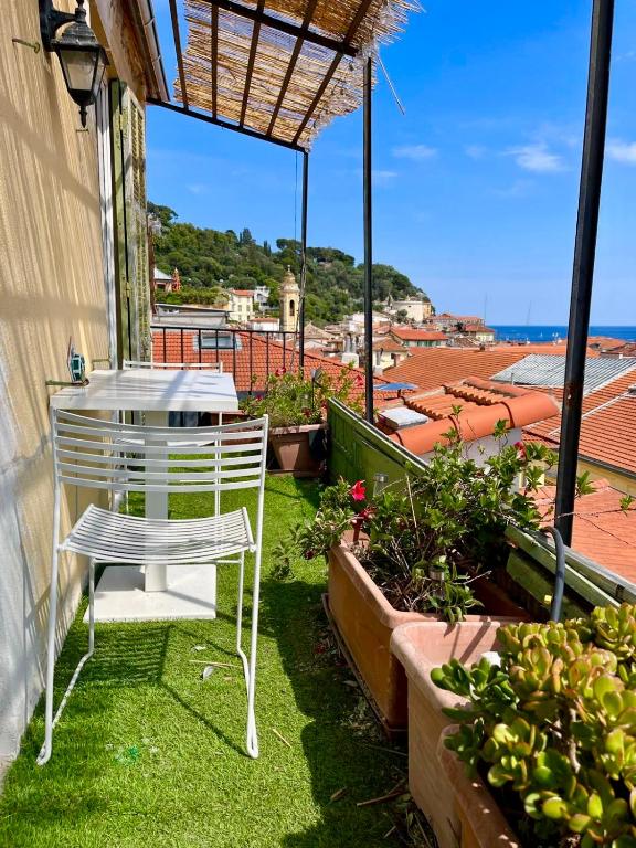 une table et une chaise sur un balcon avec vue sur l'océan dans l'établissement Cosy penthouse old town sea view little terraces Air conditionned, à Nice