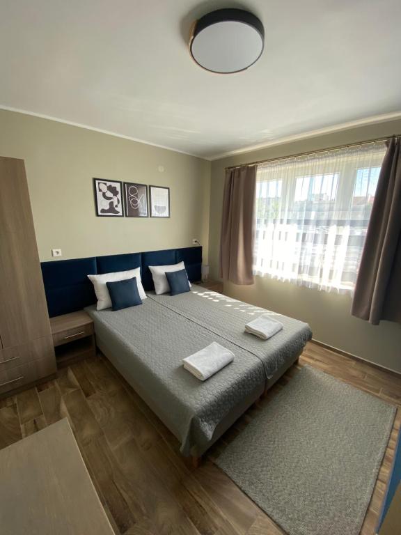 sypialnia z łóżkiem z poduszkami i oknem w obiekcie Noclegi Mazurow w mieście Malbork