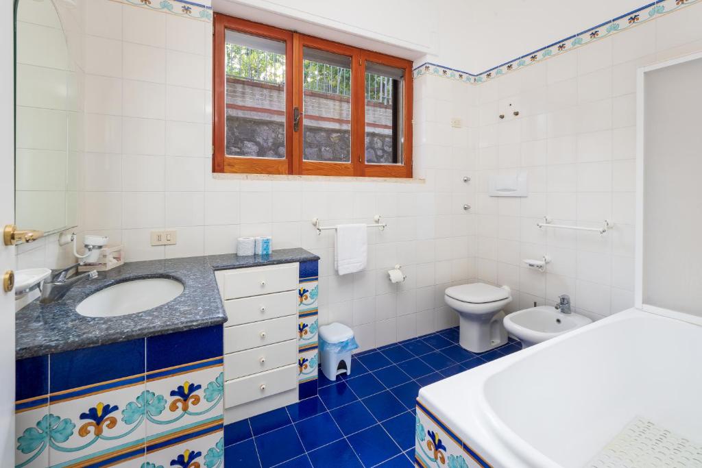 Łazienka w obiekcie Villa Cristina - De Vivo Realty Piano di Sorrento