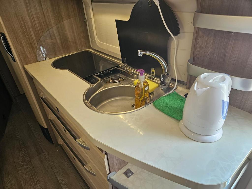 a kitchen counter with a sink and a mixer at קרוואן באילת in Eilat