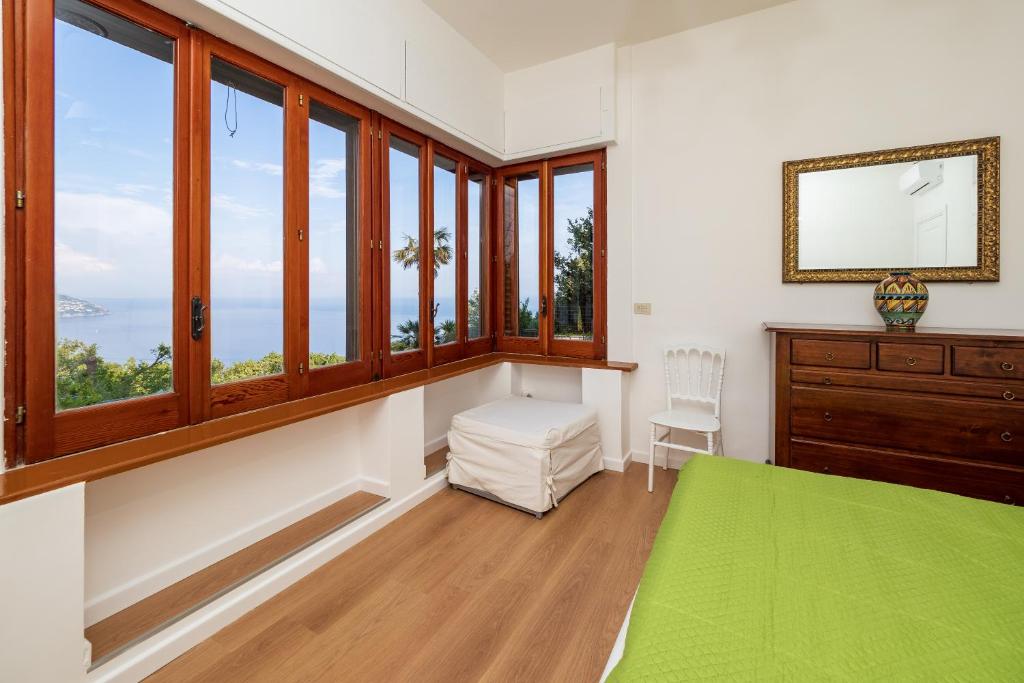 Łóżko lub łóżka w pokoju w obiekcie Villa Cristina - De Vivo Realty Piano di Sorrento