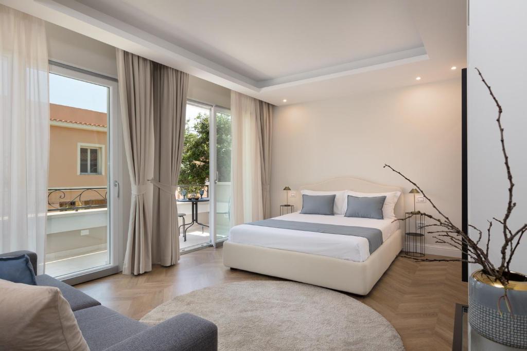 - une chambre avec un lit et une chambre avec un balcon dans l'établissement Télos Rooms, à Villasimius