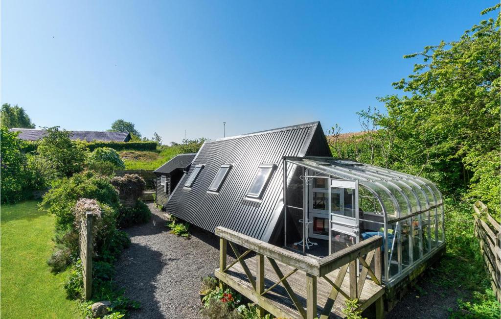 miniaturowy domek w ogrodzie z szklarnią w obiekcie Gorgeous Home In Allinge With Kitchen w mieście Allinge