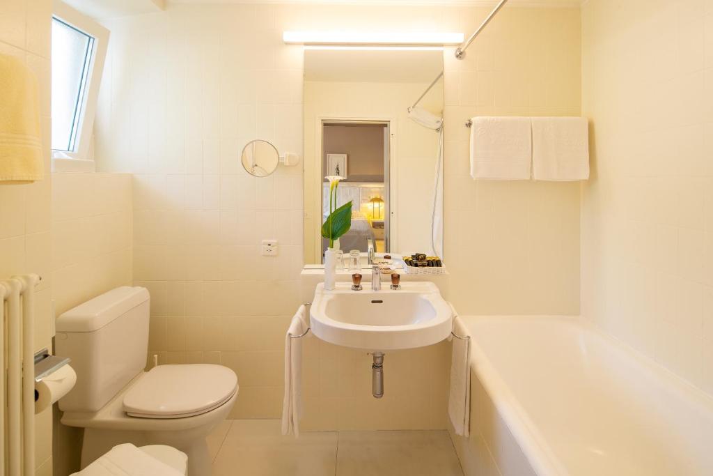Uma casa de banho em Hotel Ascona
