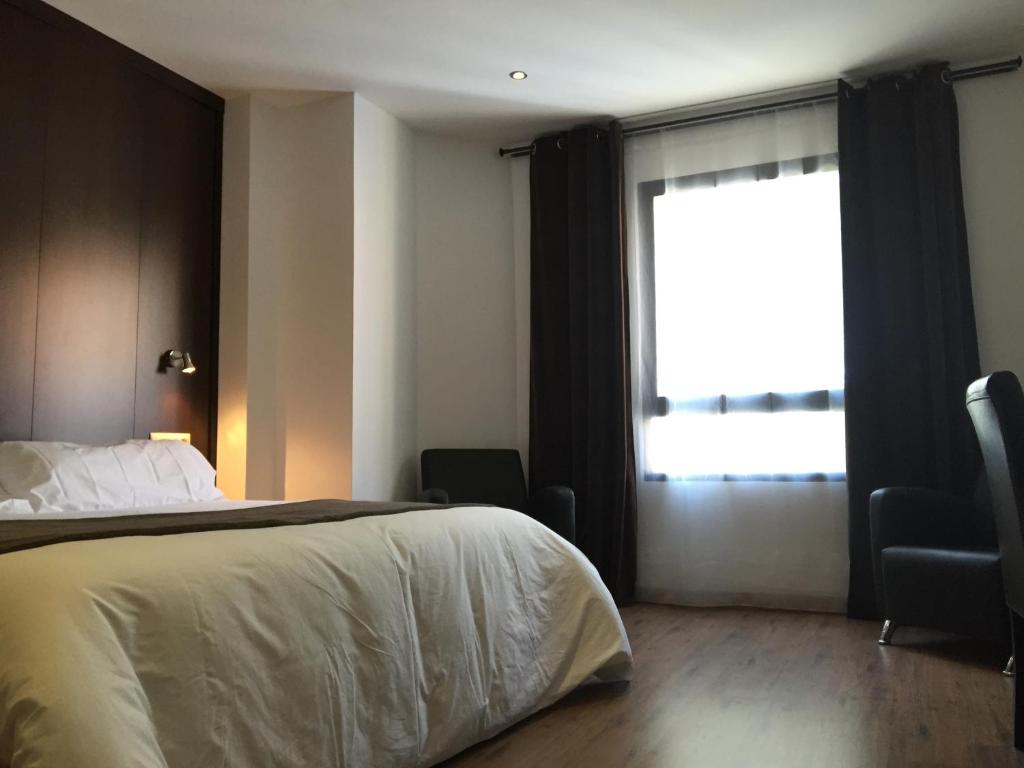 une chambre d'hôtel avec un lit et une fenêtre dans l'établissement Hotel Castillo, à Villarrobledo