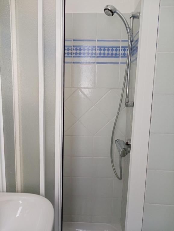 Un baño de Al Mari Suites