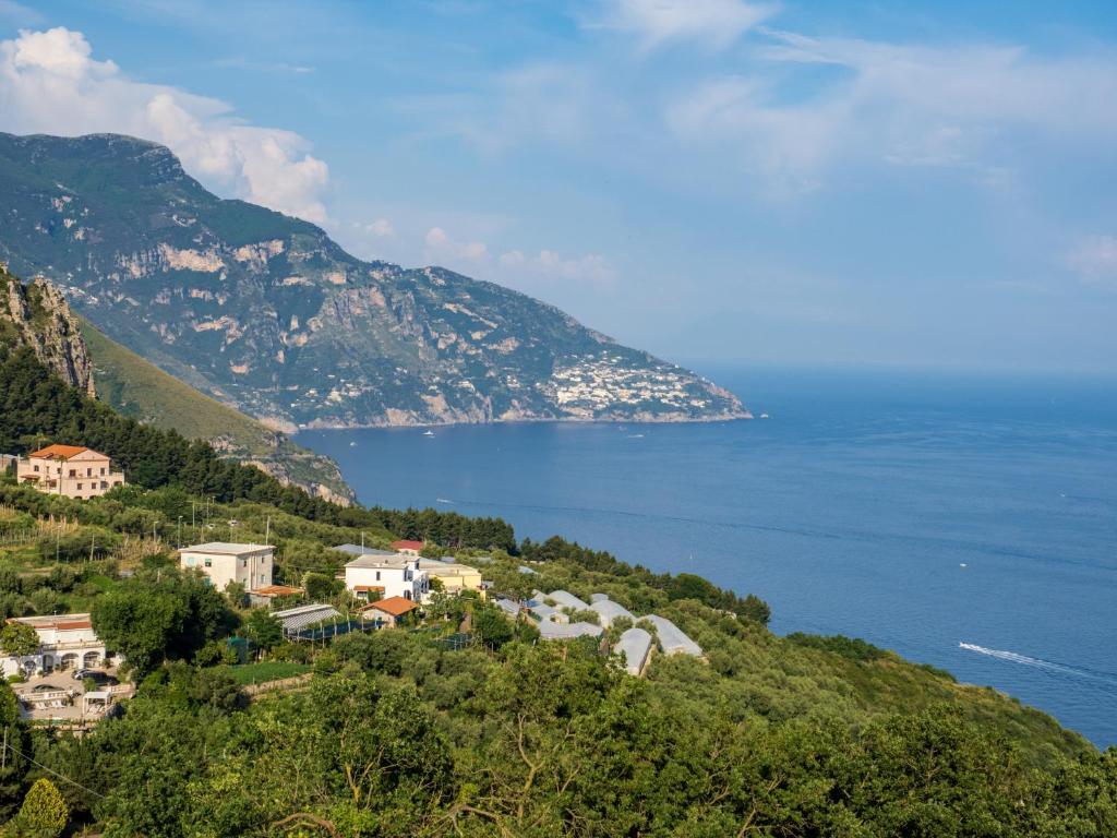 wioska na wzgórzu nad oceanem w obiekcie Villa Cristina - De Vivo Realty Piano di Sorrento w mieście Piano di Sorrento