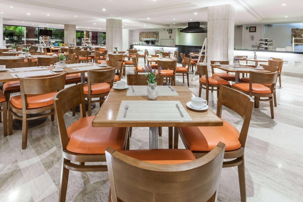Restaurace v ubytování Ramada Plaza by Wyndham Leon