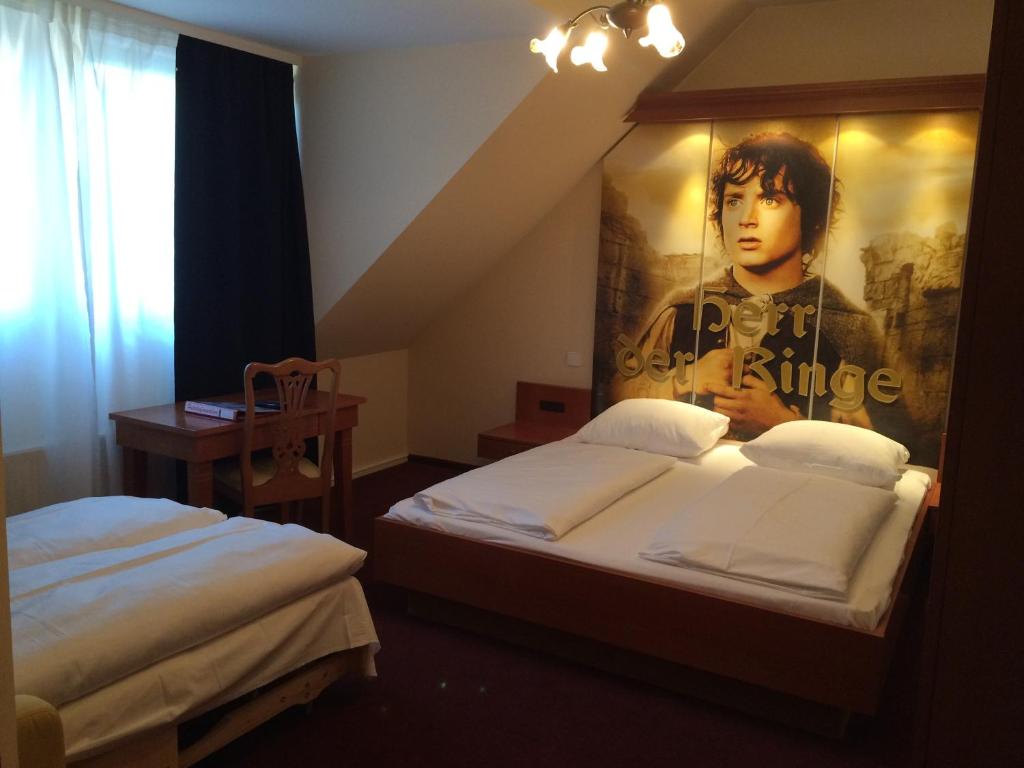 CineHotel Maroni - Habitación Familiar (2 Adultos + 2 Niños)