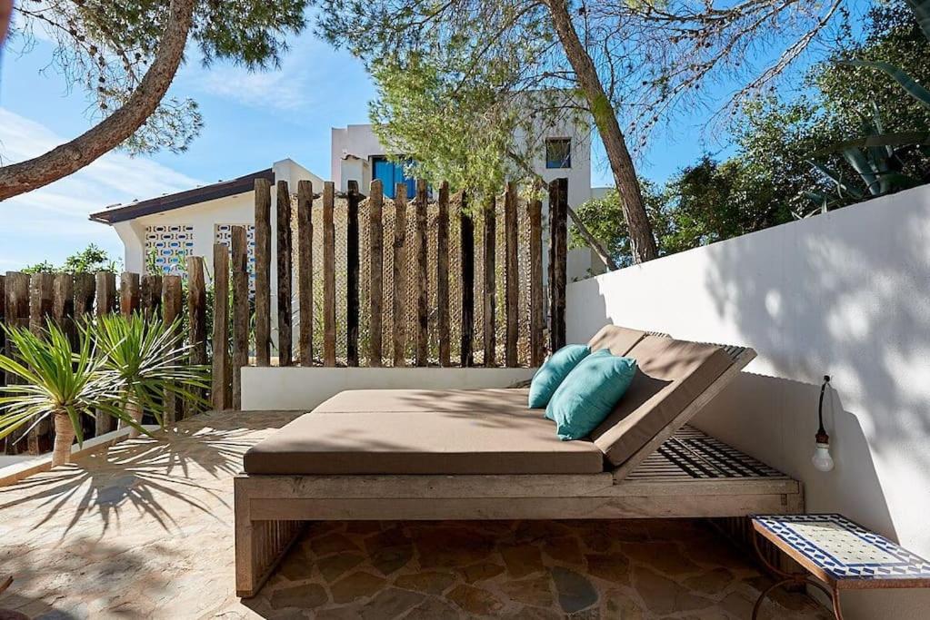 Сад в Villa Larosa with seaview in Es Cubells Ibiza