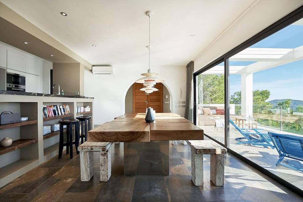 Балкон или терраса в Villa Larosa with seaview in Es Cubells Ibiza