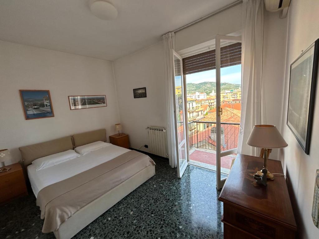 een slaapkamer met een bed en een raam met uitzicht bij CA TEA in Lavagna