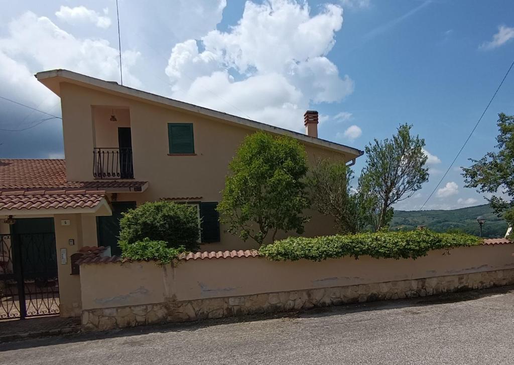 une maison sur le côté d'une rue dans l'établissement Moon Ash - Cenere di Luna, à Poggio Moiano