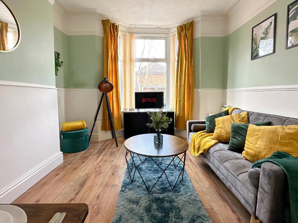 ein Wohnzimmer mit einem Sofa und einem Tisch in der Unterkunft Air Host and Stay - Phillimore - sleeps 9, mins from city free parking in Liverpool