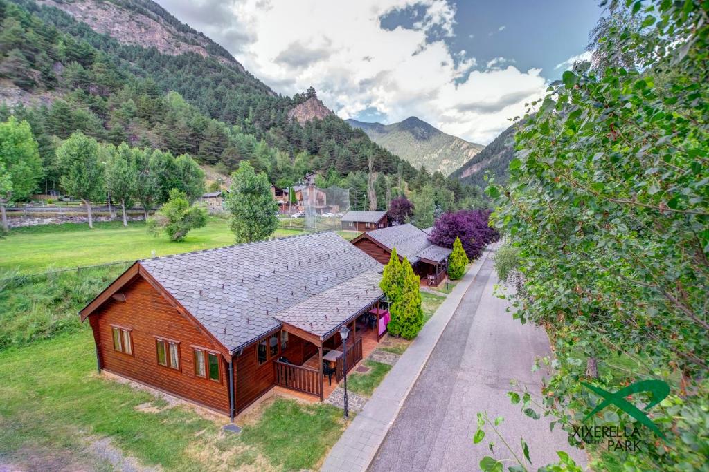 Vue de tête d'une maison avec des montagnes en arrière-plan dans l'établissement Xixerella Park Bungalows, à Xixerella