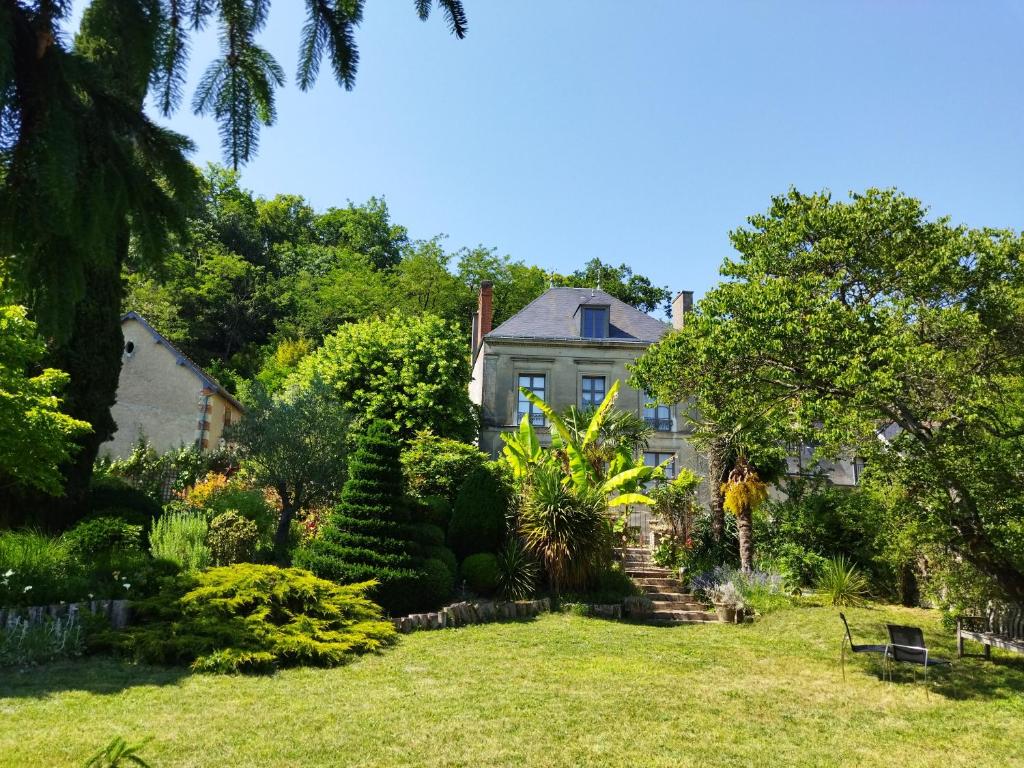 une maison avec un jardin en face dans l'établissement Le Clos Chaillan, à Cinq-Mars-la-Pile
