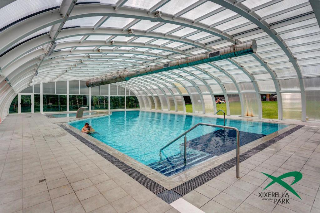 Bazén v ubytování Xixerella Park Bungalows nebo v jeho okolí