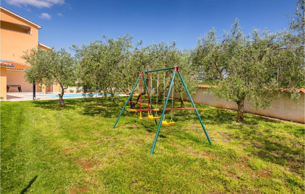 Plac zabaw dla dzieci w obiekcie Gorgeous Home In Divsici With Wifi