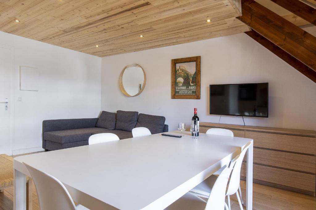 Televízia a/alebo spoločenská miestnosť v ubytovaní Résidence Hôtel Rent - Megève Centre