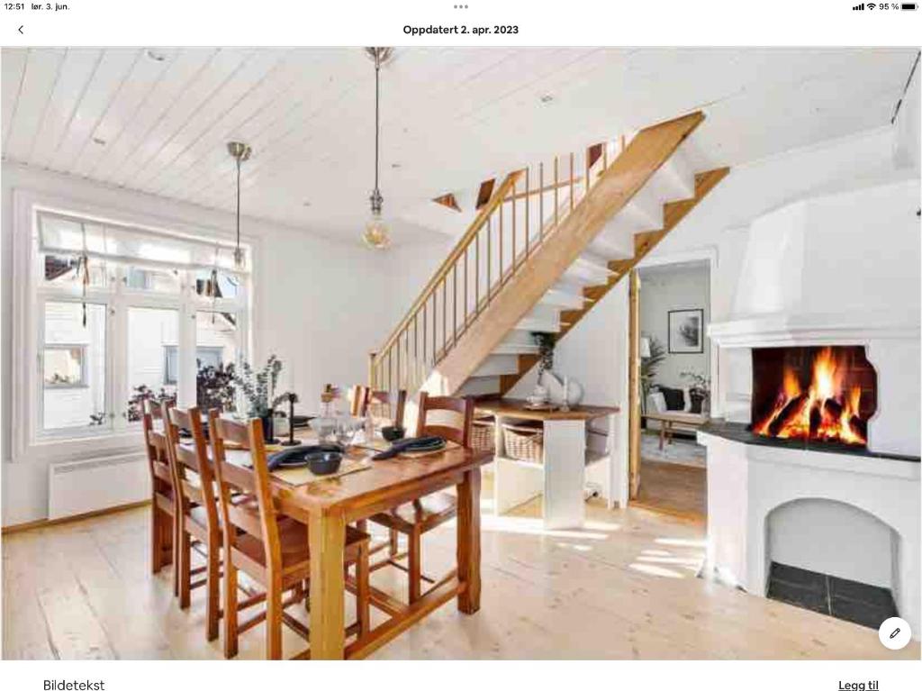 uma sala de estar com uma mesa e uma lareira em Central in Stavanger, walk to town em Stavanger
