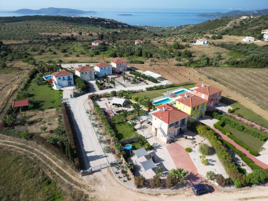 een luchtzicht op een villa met een huis bij Iridia Resort Villas in Foiníki