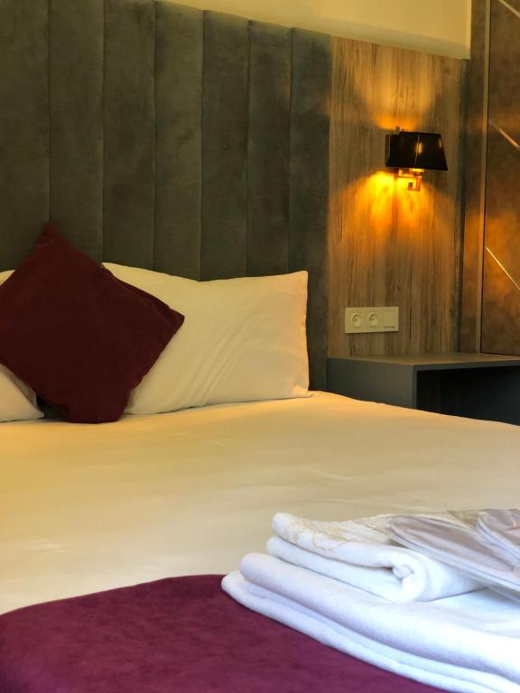 Säng eller sängar i ett rum på Renaissance Boutique Hotel
