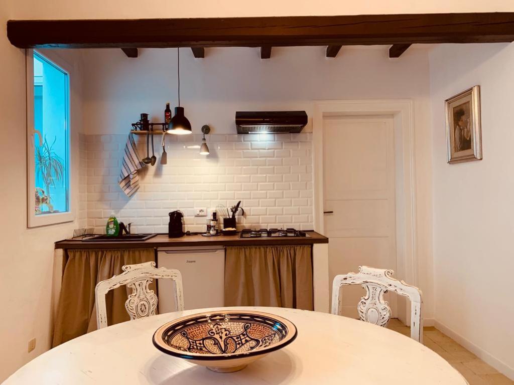 eine Küche mit einem Tisch und einer Schüssel darauf in der Unterkunft Il rifugio di Bacco in Trapani