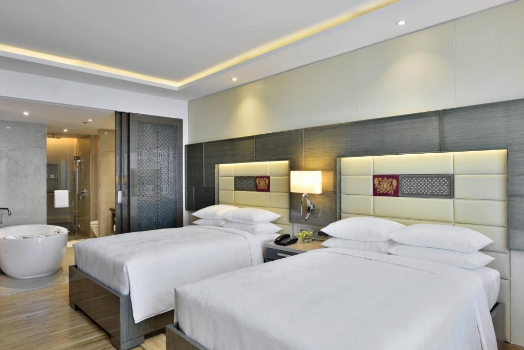 Postel nebo postele na pokoji v ubytování JW Marriott Mumbai Sahar Airport