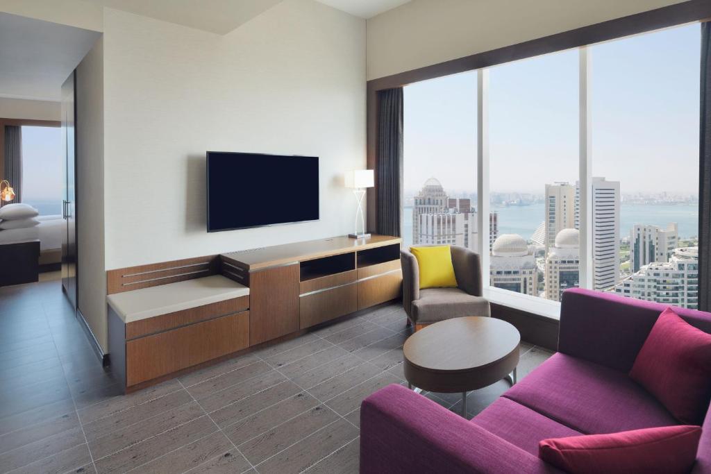 TV a/nebo společenská místnost v ubytování Delta Hotels by Marriott City Center Doha