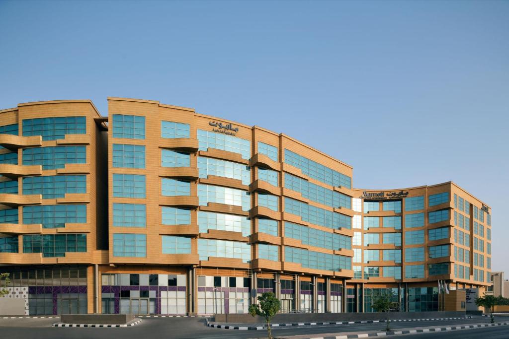 eine Darstellung eines großen Bürogebäudes in der Unterkunft Marriott Executive Apartments Al Khobar in Khobar