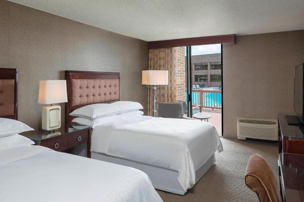 Sheraton Harrisburg Hershey Hotel - Two Double Beds With Poolview