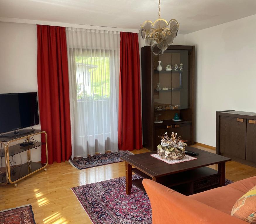 Televízia a/alebo spoločenská miestnosť v ubytovaní Ferienwohnung Zita Weber