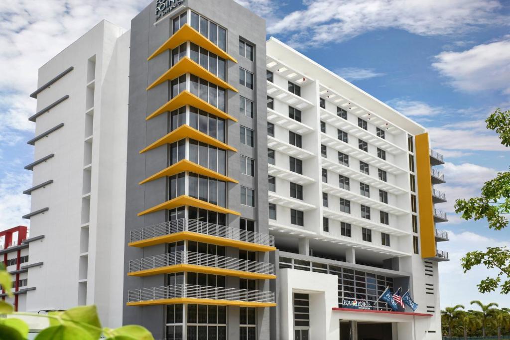 un edificio de hotel con balcones amarillos en Four Points by Sheraton Coral Gables, en Miami