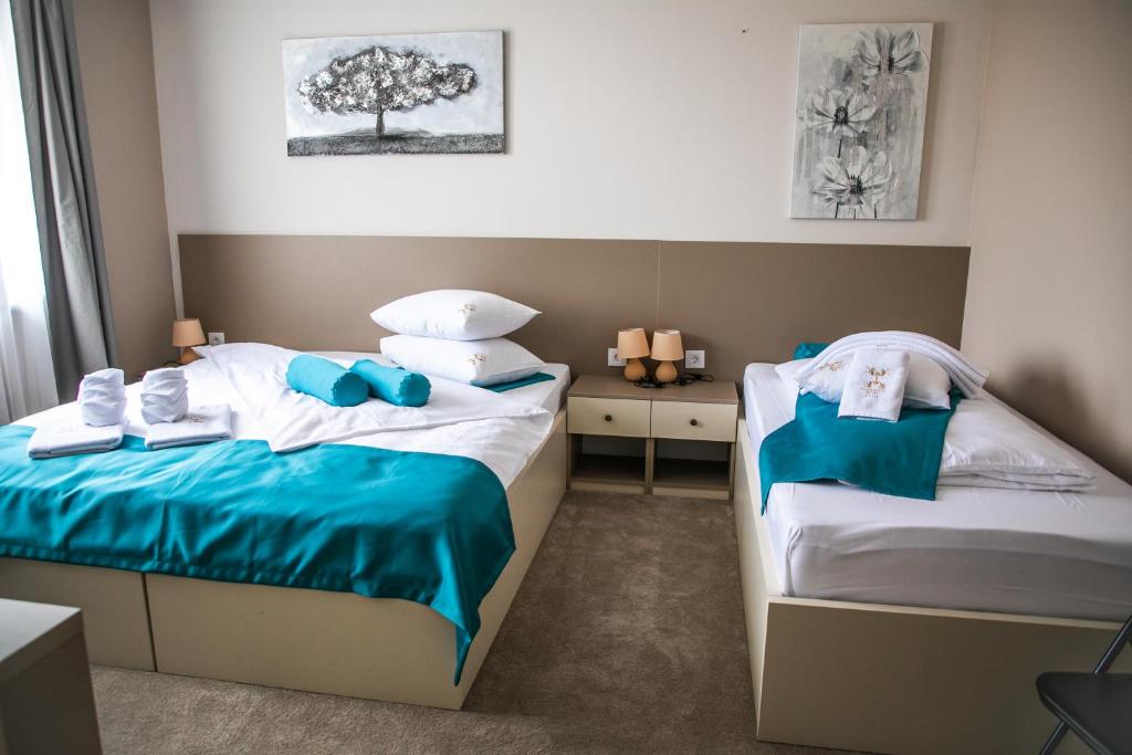 Garni Hotel IMPERIUM Subotica客房内的一张或多张床位