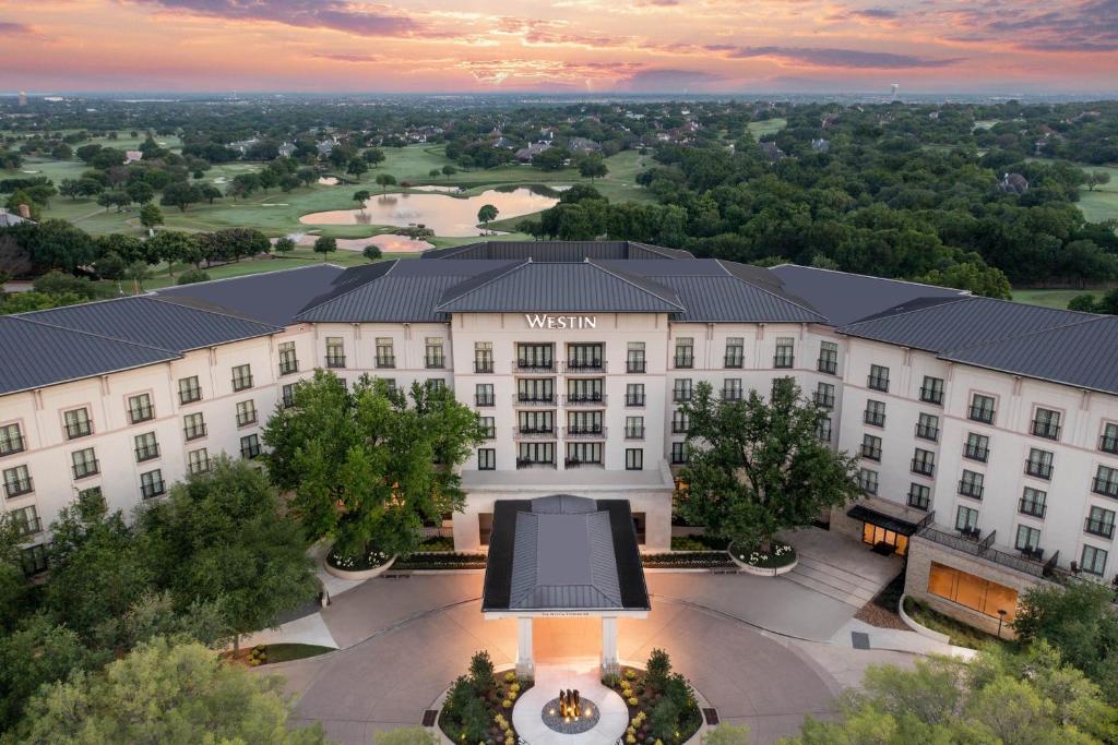 una vista aérea de un hotel con un gran edificio en The Westin Dallas Stonebriar Golf Resort & Spa, en Frisco