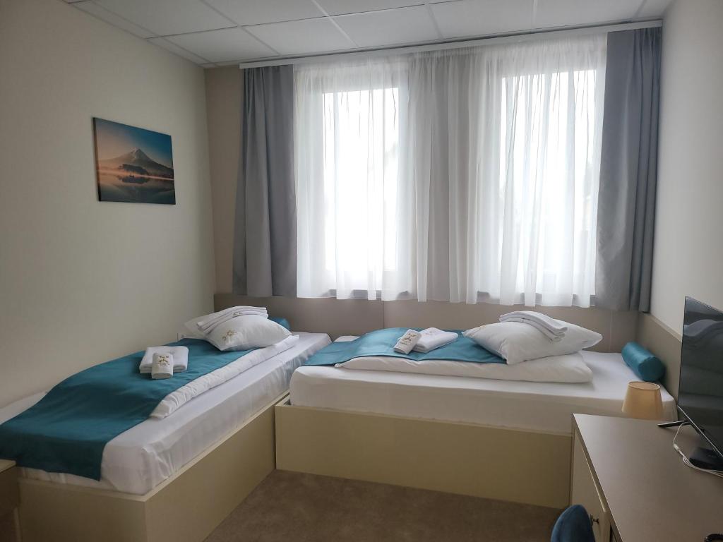 Garni Hotel IMPERIUM Subotica客房内的一张或多张床位