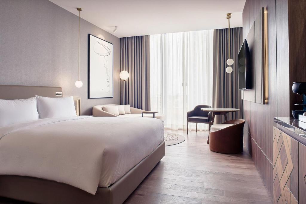Postel nebo postele na pokoji v ubytování JW Marriott Hotel Guadalajara
