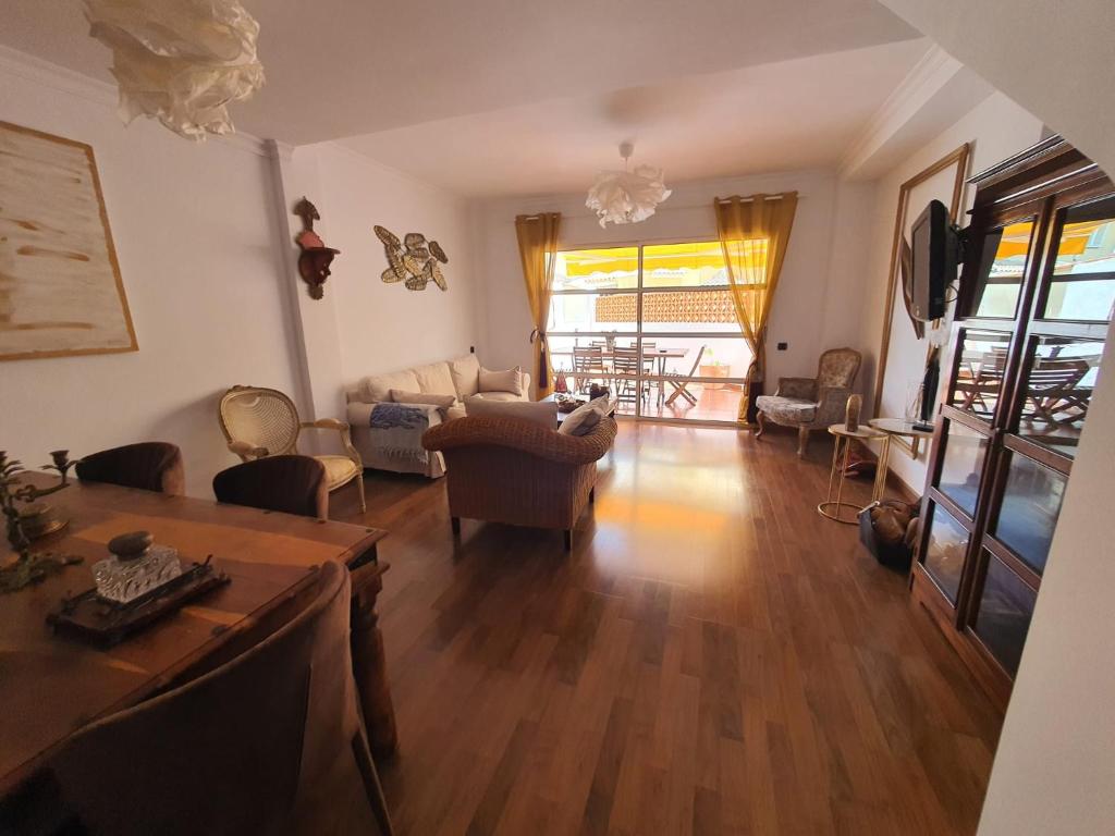 ein Wohnzimmer mit Sofa und Tisch in der Unterkunft Suites Beach House in Playa de las Americas